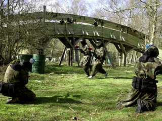 Players assaulting a structure on the Command Post battlefield